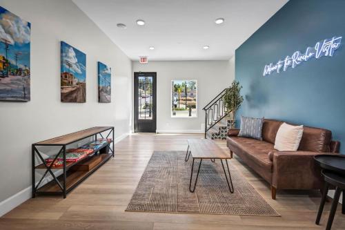 Two Bedroom-Queen in Master. Heart of Downtown Vista in Vista, USA
