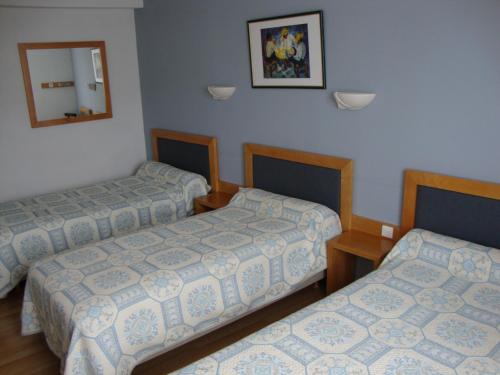 3 twin beds
