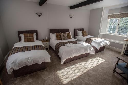 1 double bed, 2 twin beds