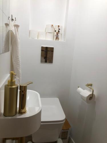 Bathroom, Appartement neuf equipe, proche de Paris, parking gratuit in Bourg-la-Reine