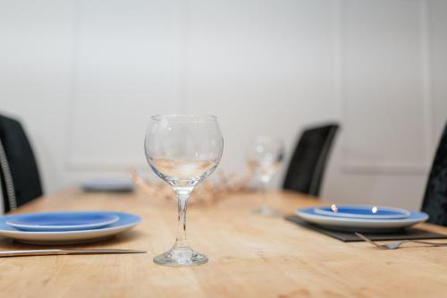 SideMersey Livings - Central Stay In 2 Bedroom Apartment with Parking - image 10