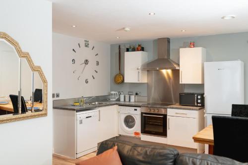 SideMersey Livings - Central Stay In 2 Bedroom Apartment with Parking - image 5