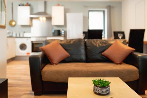 SideMersey Livings - Central Stay In 2 Bedroom Apartment with Parking - image 6