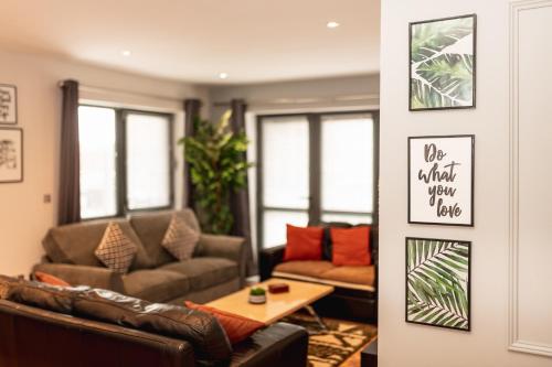 Sidemersey Livings - Central Stay In 2 Bedroom Apartment With Parking