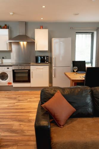 SideMersey Livings - Central Stay In 2 Bedroom Apartment with Parking - image 12