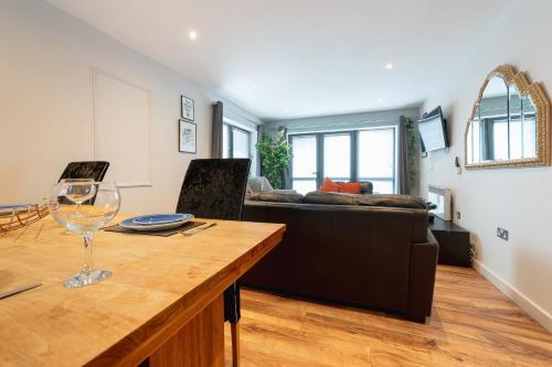 SideMersey Livings - Central Stay In 2 Bedroom Apartment with Parking - image 9