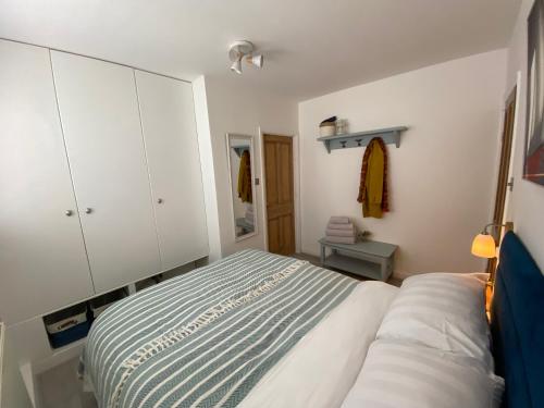 Little Trevio - seaside haven with parking and sea views