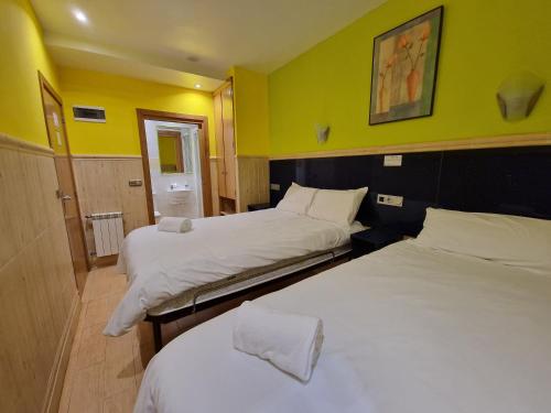 Twin Room image 10