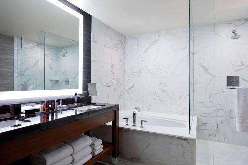 Marriott Marquis Houston - image 9