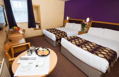 Allingham Arms Hotel - image 5