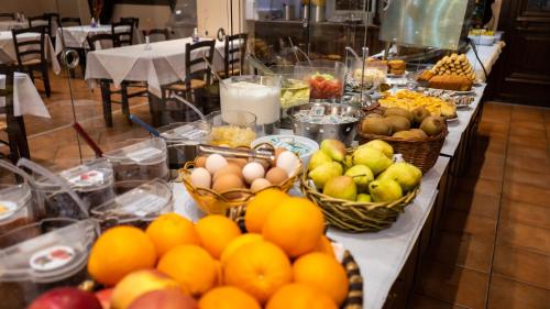 Dellas Boutique Hotel - image 2