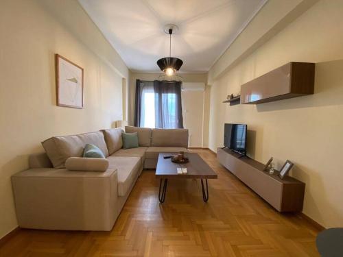 Spacious 3 BR Apartment in Vibrant Neighbourhood, Ateny