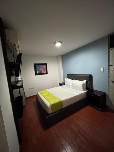 1 double bed, 2 twin beds