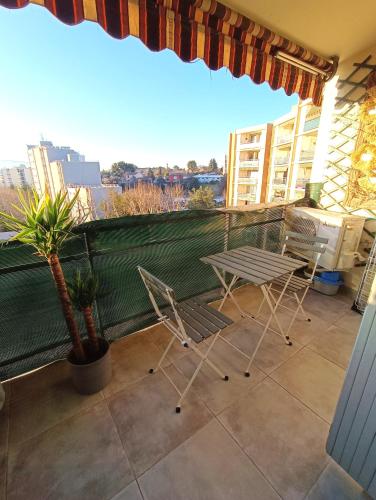 Balcony/terrace, Appartement climatise terrasse parking 6 a 8 couchages in Saint-Mitre
