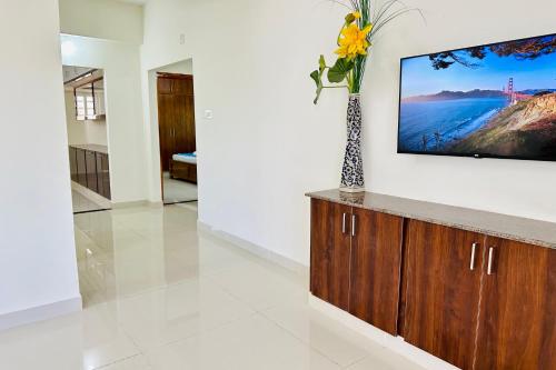 Tirupati Homestay - Ragunatha Resorts - 3BHK AC Apartments for large families - Best location - Flyover to Alipiri gate - Modular Kitchen - Super fast WiFi - Android TV - 250 Jio Channels - Easy access to visit all Temples