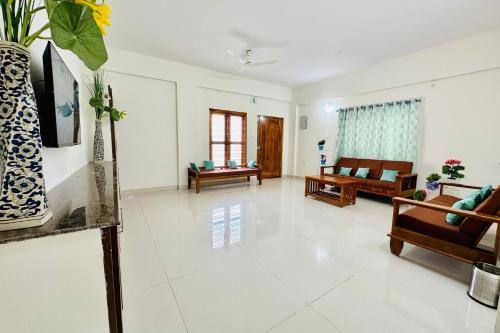 Tirupati Homestay - Ragunatha Resorts - 3BHK AC Apartments for large families - Best location - Flyover to Alipiri gate - Modular Kitchen - Super fast WiFi - Android TV - 250 Jio Channels - Easy access to visit all Temples