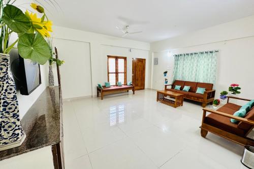 Tirupati Homestay - Ragunatha Resorts - 3BHK AC Apartments for large families - Best location - Flyover to Alipiri gate - Modular Kitchen - Super fast WiFi - Android TV - 250 Jio Channels - Easy access to visit all Temples