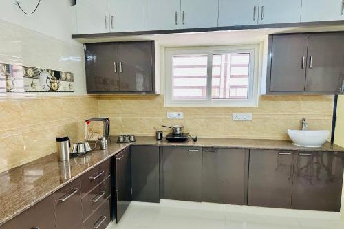 Tirupati Homestay - Ragunatha Resorts - 3BHK AC Apartments for large families - Best location - Flyover to Alipiri gate - Modular Kitchen - Super fast WiFi - Android TV - 250 Jio Channels - Easy access to visit all Temples