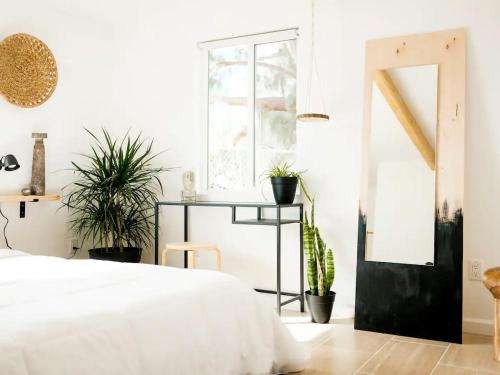 The Zen - Outdoor Shower, Gas Fireplace, Walkable to Shops & Restaurants in Joshua Tree, USA