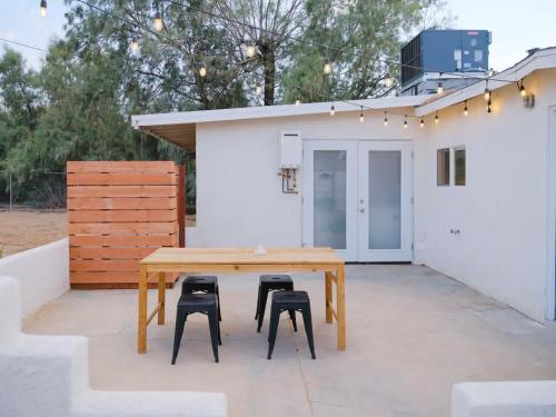 The Zen - Outdoor Shower, Gas Fireplace, Walkable to Shops & Restaurants