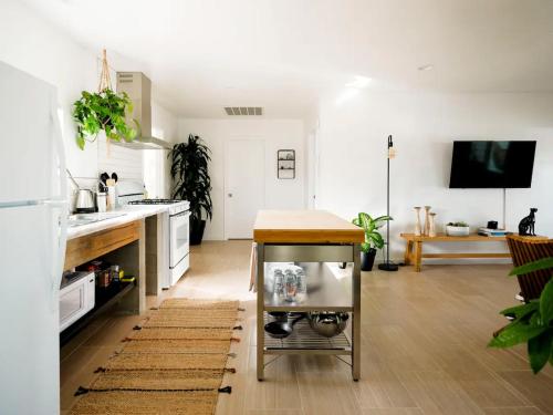 The Zen - Outdoor Shower, Gas Fireplace, Walkable to Shops & Restaurants