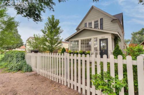 B&B Colorado Springs - The Historic Blue Bird Cottage - Bed and Breakfast Colorado Springs