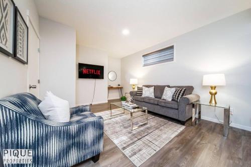 NEW Modern 2 Bedroom Suite, Complimentary Netflix, Sleeps 4