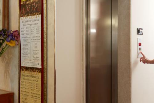 Hotel Commercio & Pellegrino - image 17