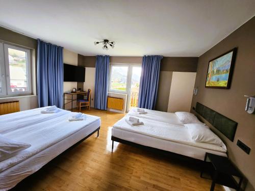4 twin beds