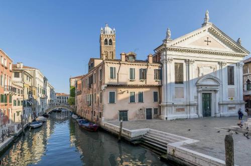 Scaleter - a fine luxury apartment in Palazzo with canal view