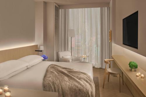 Superior King Room with Times Square View 