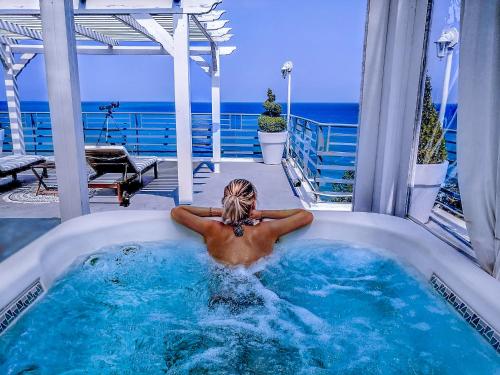 Master Sky Suite with Outdoor Heated Hot Tub and Sauna - Sea View