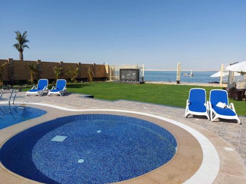 Balcony/terrace, فيلا خاصة بشاطئ وحمام سباحة خاص in Ismailia