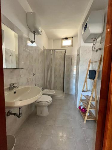 Bathroom, Case Vacanze con vista panoramica da Antonella in Chiesiola