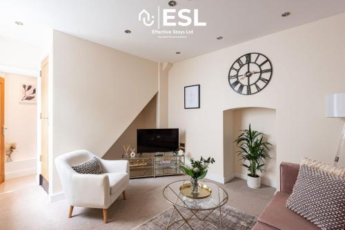 Super Central - Quiet - 2 Bedroom Cottage photo 1