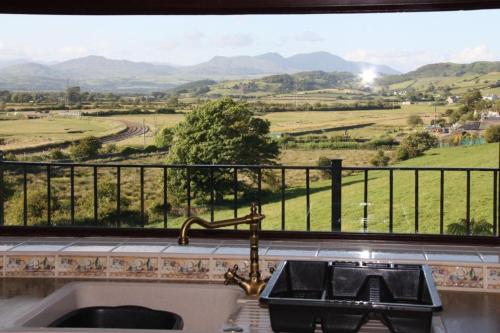 Halsteads: peaceful location, stunning views in Kirkby-in-Furness
