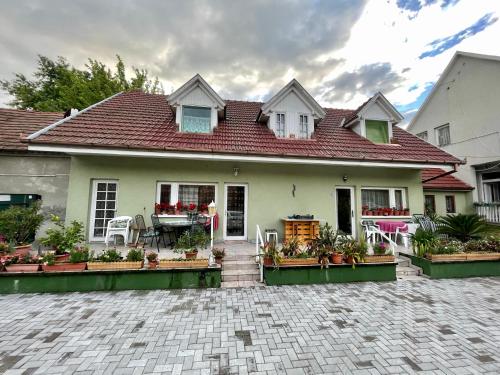 Györe Vendégház Galambok (Gyore Vendeghaz Galambok) in Galambok