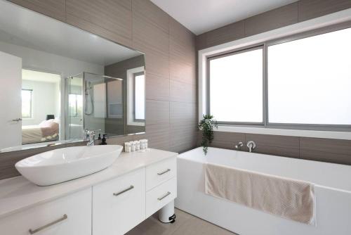 Absolute Waterfront, Amazing Views, Maloneys Beach