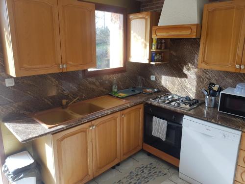 Grand Appartement avec cheminée dans maison, parking gratuit (Grand Appartement avec cheminee dans maison, parking gratuit) in Mionnay