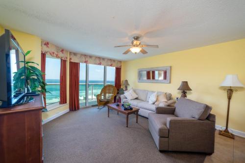 Malibu Pointe Beach Club - Across The Street From The Ocean! Sleeps 12 guests!