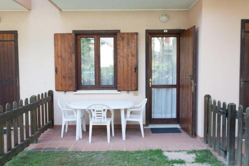 One-Bedroom Apartment with Garden View image 2