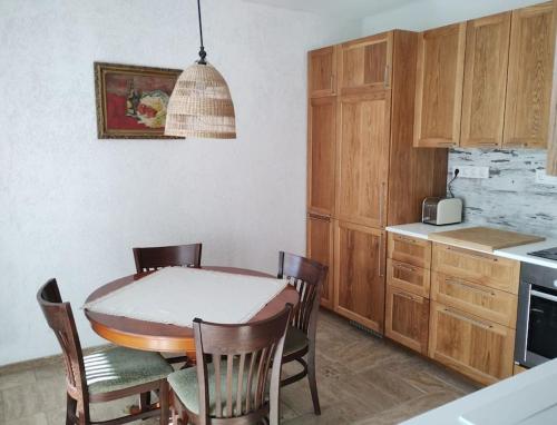 Home LTT - near airport, spacious, sunny apartment