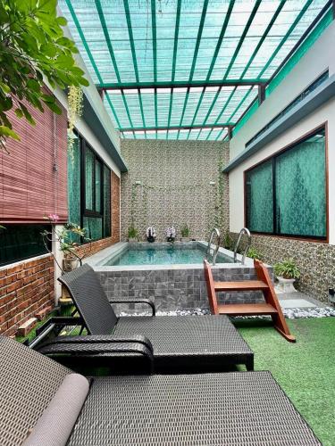 2 bedrooms, 5 beds