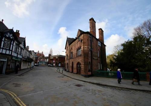 สภาพแวดล้อมโดยรอบ, Lymm House in ลัม