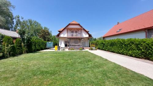 Ferienwohnung mit Pool direkt am See 1 in Balatonmáriafürdő