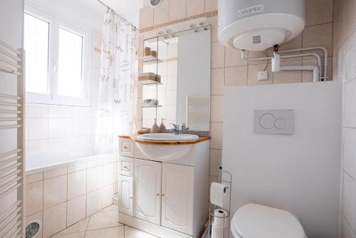 Baño, Cannes centre apartment with a balcony in Prado Republique