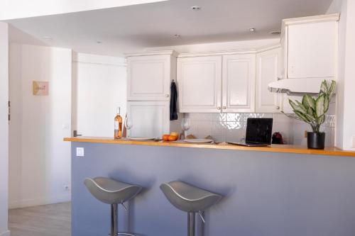 Cocina, Cannes centre apartment with a balcony in Prado Republique