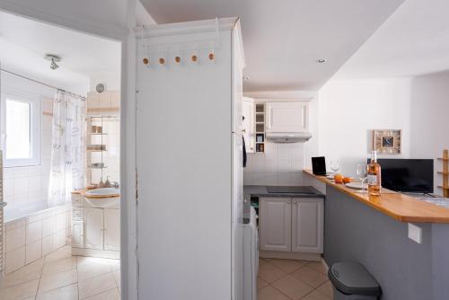 Cocina, Cannes centre apartment with a balcony in Prado Republique