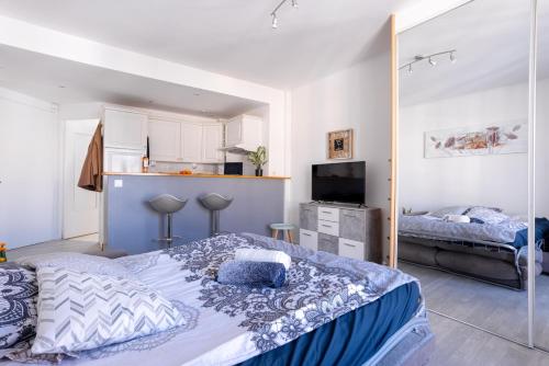 Cannes centre apartment with a balcony in Prado Republique