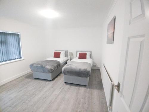 Exquisite Two Bed Apartment in Grays - Free Wi-Fi and Netflix
